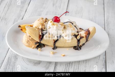 Banane Split - dessert américain à base de crème glacée sur l'assiette de service Banque D'Images