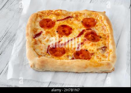 Pizza de style Detroit sur le papier de cuisson Banque D'Images