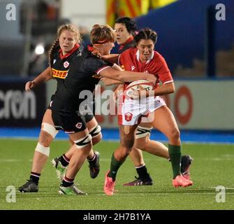 Cardiff, pays de Galles, 21, novembre 2021, Georgia Evans (pays de Galles) (R) photographié en action, sous Wales Women c. Canada Women's Rugby, Credit:, Graham Glendinning,/ Alamy Live News Banque D'Images