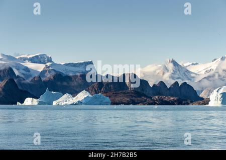 Icebergs et bornhardts rocheux ignés, Jameson Land, Scoresby Sund, Groenland Banque D'Images