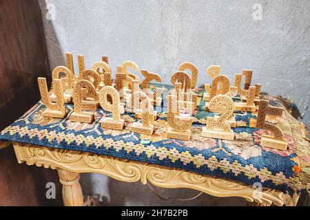 21 mai 2021, Dilijan, Arménie: Khachkars sous forme de lettres de l'alphabet arménien en tant que souvenirs à vendre dans une boutique d'artisanat pour les touristes Banque D'Images