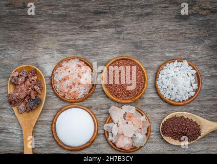Sept types de sel.Sel différent dans les bols et les cuillères sur fond de bois Banque D'Images