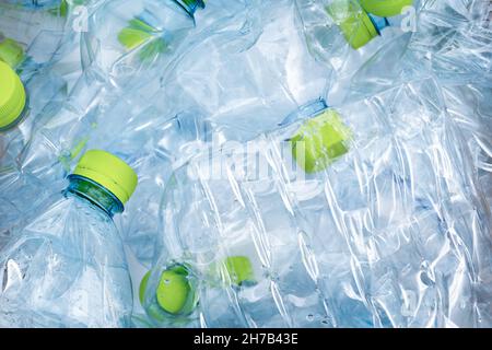 Beaucoup de flacons en plastique bleu avec fond de bouchons verts Banque D'Images