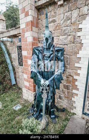 21 mai 2021, Maison Hobbit Dilijan, Arménie : la statue de Sauron ou de Nazgul avec une épée comme symbole du mal du film Seigneur de l'anneau Banque D'Images