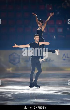 Grenoble, France.Vanessa JAMES et Eric RADFORD (Canada), lors du Gala de l'exposition, au Grand Prix de patinage artistique de l'UIP - internationaux de France, au complexe Polesud Ice-Rink, le 21 novembre 2021 à Grenoble, en France.Credit: Raniero Corbelletti/AFLO/Alay Live News Banque D'Images