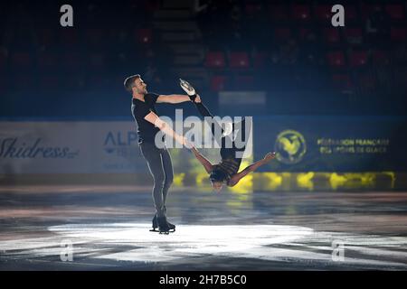 Grenoble, France.Vanessa JAMES et Eric RADFORD (Canada), lors du Gala de l'exposition, au Grand Prix de patinage artistique de l'UIP - internationaux de France, au complexe Polesud Ice-Rink, le 21 novembre 2021 à Grenoble, en France.Credit: Raniero Corbelletti/AFLO/Alay Live News Banque D'Images