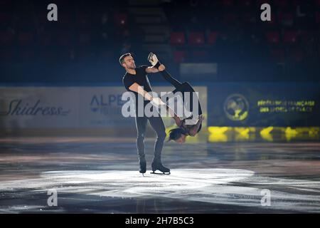 Grenoble, France.Vanessa JAMES et Eric RADFORD (Canada), lors du Gala de l'exposition, au Grand Prix de patinage artistique de l'UIP - internationaux de France, au complexe Polesud Ice-Rink, le 21 novembre 2021 à Grenoble, en France.Credit: Raniero Corbelletti/AFLO/Alay Live News Banque D'Images
