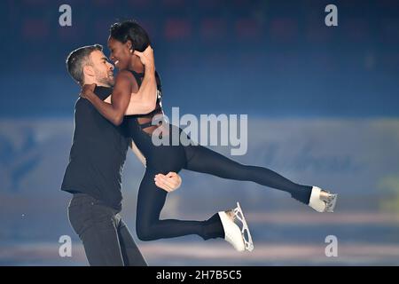 Grenoble, France.Vanessa JAMES et Eric RADFORD (Canada), lors du Gala de l'exposition, au Grand Prix de patinage artistique de l'UIP - internationaux de France, au complexe Polesud Ice-Rink, le 21 novembre 2021 à Grenoble, en France.Credit: Raniero Corbelletti/AFLO/Alay Live News Banque D'Images