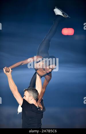 Grenoble, France.Vanessa JAMES et Eric RADFORD (Canada), lors du Gala de l'exposition, au Grand Prix de patinage artistique de l'UIP - internationaux de France, au complexe Polesud Ice-Rink, le 21 novembre 2021 à Grenoble, en France.Credit: Raniero Corbelletti/AFLO/Alay Live News Banque D'Images