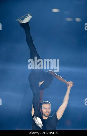 Grenoble, France.Vanessa JAMES et Eric RADFORD (Canada), lors du Gala de l'exposition, au Grand Prix de patinage artistique de l'UIP - internationaux de France, au complexe Polesud Ice-Rink, le 21 novembre 2021 à Grenoble, en France.Credit: Raniero Corbelletti/AFLO/Alay Live News Banque D'Images
