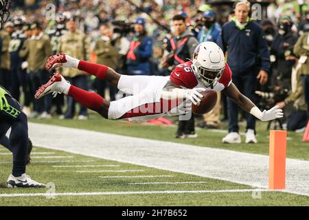Seattle, États-Unis.21 novembre 2021: Arizona Cardinals en arrière Eno Benjamin (26) tente de marquer un touchdown de plongée.Le jeu a été rappelé en raison d'un délai de Seattle avant la mise en place de la photo lors d'un match entre les Arizona Cardinals et les Seattle Seahawks au Lumen Field à Seattle, WA.Les cardinaux ont gagné 23-13.Sean BrownCSM crédit: CAL Sport Media/Alay Live News Banque D'Images