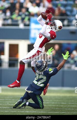 Seattle, États-Unis.21 novembre 2021: Grand receveur A.J. des Arizona CardinalsGreen (18) monte pour attraper un col tout en étant défendu par le cornerback des Seattle Seahawks Tre Brown (22) lors d'un match entre les Arizona Cardinals et les Seattle Seahawks au Lumen Field à Seattle, WA.Les cardinaux ont gagné 23-13.Sean Brown/CSM crédit: CAL Sport Media/Alay Live News Banque D'Images