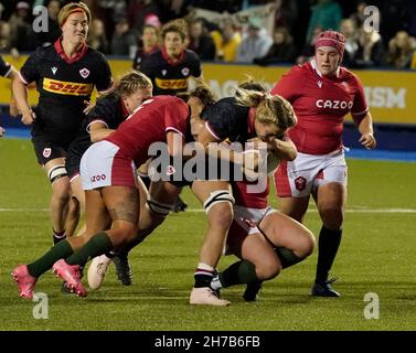 Cardiff, pays de Galles, 21, novembre 2021, Georgia Evans (pays de Galles) (L) Courtney Holtkamp (Canada) (R) en action, sous Wales Women c. Canada Women's Rugby, crédit:, Graham Glendinning,/ Alamy Live News Banque D'Images