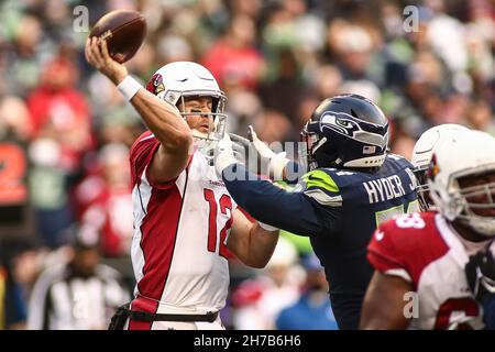 Seattle, États-Unis.21 novembre 2021 : le quarterback des Arizona Cardinals Colt McCoy (12) est touché lorsqu'il passe par l'extrémité défensive des Seattle Seahawks Kerry Hyder Jr. (51) lors d'un match entre les Arizona Cardinals et les Seattle Seahawks à Lumen Field à Seattle, WA.Les cardinaux ont gagné 23-13.Sean Brown/CSM crédit: CAL Sport Media/Alay Live News Banque D'Images