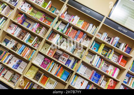 Miami Florida,Coral Gables,Village de Merrick Park,vente au détail à l'intérieur du centre commercial intérieur, Borders Books librairie non-fiction présentoir case vente Banque D'Images