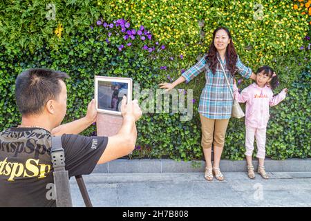 Shanghai Chine, Huangpu District, Bund Zhongshan Road, asiatique mère homme père parents fille femme fille posant, appareil photo tablette Apple iPad prendre des photos Banque D'Images