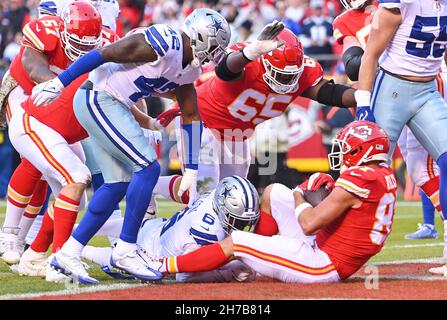 Kansas City, États-Unis.21 novembre 2021.Le Kansas City Chiefs Tight End Travis Kelce se replace dans la zone d'extrémité lors d'une course pour un touchdown au premier trimestre contre les Dallas Cowboys, le dimanche 21 novembre 2021, au stade Arrowhead.Les chefs étaient dans la formation de chat sauvage quand Kelce a pris la pression et l'a couru sur le court yardage.(Photo par Tammy Ljungblad/The Kansas City Star/TNS/Sipa USA) crédit: SIPA USA/Alay Live News Banque D'Images