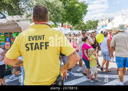 Mt.Mount Dora Florida, festival communautaire annuel de la foire artisanale, vendeurs stands familles équipe d'événement chemise homme Banque D'Images