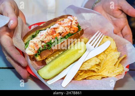 Portland Maine, Old Port District, commercial Street, Custom House Wharf Gilbert's Chowder House, restaurant servant des fruits de mer, des chips de langouste Banque D'Images