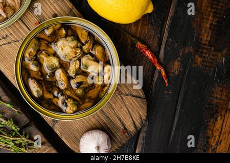 Moules marinées dans un moule, sur fond de table en bois foncé, sur une table avec vue de dessus Banque D'Images