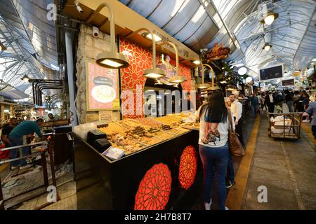 Pâtisserie du Moyen-Orient Baklawish au marché de Machaneh Yehuda à Jérusalem, en Israël. Banque D'Images