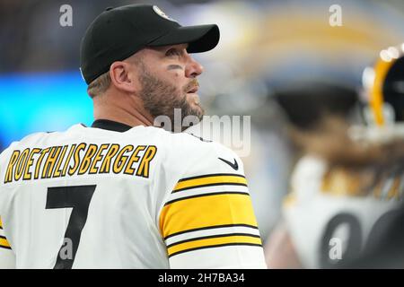 Inglewood, États-Unis.21 novembre 2021.Le quarterback des Steelers de Pittsburgh Ben Roethlisberger se penche sur les stands avant le match contre les Chargers de Los Angeles au SOFI Stadium le dimanche 21 novembre 2021 à Inglewood, Californie.Photo de Jon SooHoo/UPI crédit: UPI/Alay Live News Banque D'Images