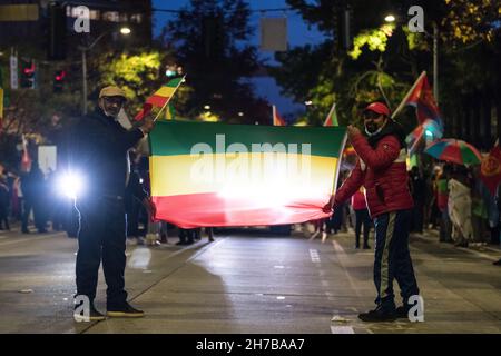 Seattle, États-Unis.21 novembre 2021.Environ un millier de manifestants inondent la 3ème ave dans le centre-ville tard dans la journée.Les manifestants appellent à la fin du soutien des administrations Biden au Front de libération du peuple Tigrayan (TLFP).Crédit : James Anderson/Alay Live News Banque D'Images