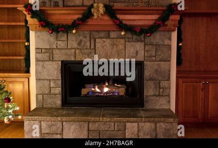 Cheminée à insert de gaz naturel, billes de céramique, décorées pour un joyeux Noël ou un concept de bonne année Banque D'Images