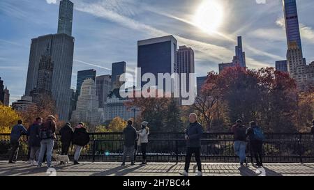 New York, New York, États-Unis.20 novembre 2021.On voit des gens patiner sur glace à Central Park, à New York, le 20 novembre 2021.(Credit image: © Ryan Rahman/Pacific Press via ZUMA Press Wire) Banque D'Images