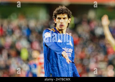 Grenade, Espagne.21 novembre 2021.Jésus Vallejo gestes pendant le match de la Liga Santander entre Grenade CF et le Real Madrid au stade Nuevo Los Carmenes, à Grenade.(Score final; Granada CF 1:4 Real Madrid) crédit: SOPA Images Limited/Alamy Live News Banque D'Images