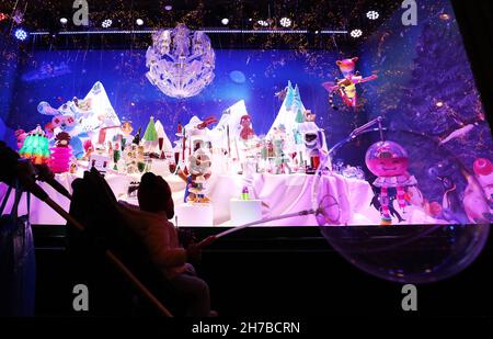 Paris, France.21 novembre 2021.Les piétons regardent la vitrine de Noël au grand magasin des Galeries Lafayette, à Paris, France, le 21 novembre 2021.Les grands magasins ont dévoilé leurs vitrines de Noël pour le prochain festival.Credit: Gao Jing/Xinhua/Alamy Live News Banque D'Images