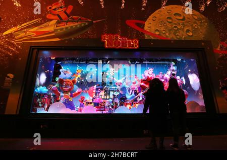 Paris, France.21 novembre 2021.Les piétons regardent la vitrine de Noël au grand magasin des Galeries Lafayette, à Paris, France, le 21 novembre 2021.Les grands magasins ont dévoilé leurs vitrines de Noël pour le prochain festival.Credit: Gao Jing/Xinhua/Alamy Live News Banque D'Images