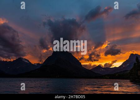 Coucher de soleil sur le lac Swiftcurrent, Glacier National Park, Montana Banque D'Images