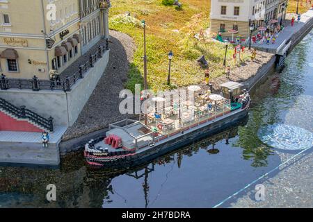 GUNZBURG, ALLEMAGNE - juillet 7 2017 : Legoland - parc d'attractions en Bavière, Allemagne.Sculptures de maisons, tours, châteaux en blocs lego. Banque D'Images