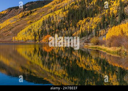 Crystal Lake sur la million Dollar Highway dans les montagnes de San Juan, Colorado Banque D'Images