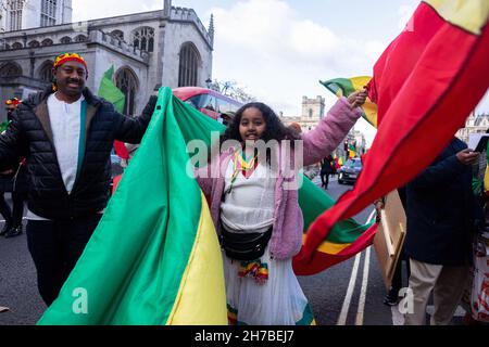 Une jeune fille a vu le drapeau national éthiopien brander pendant la manifestation.en luttant contre une guerre civile interne qui dure depuis un an maintenant, l'organisation de suprématie ethnique américaine pseudo-gauche Tigrayan People's Liberation Front (TPLF) a lancé des attaques qui ont tué des milliers d'Éthiopiens.Avec le soutien de l'administration Biden et des médias occidentaux, la position de pouvoir en Éthiopie a été inclinée pour favoriser le TPLF, contre le Premier ministre Abiy Ahmed, lauréat du prix Nobel de la consolidation de la paix.Dans le cadre du mouvement #NOMORE, les Ethiopiens basés à Londres ont envahi les rues de Londres, Banque D'Images