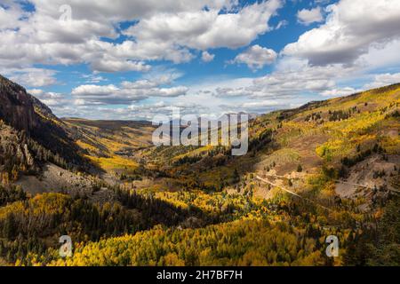 Vue vers le nord sur le Skyway de San Juan près d'Ophir, Colorado Banque D'Images