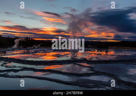 Grande Fontaine Geyser au coucher du soleil, le Parc National de Yellowstone, Wyoming Banque D'Images