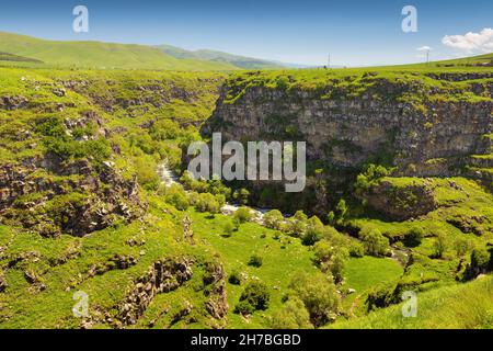 Vue panoramique sur le pittoresque canyon et la gorge sculptés dans les rochers de l'Urut et de la rivière Dzoraget dans la province de Lori en Arménie Banque D'Images