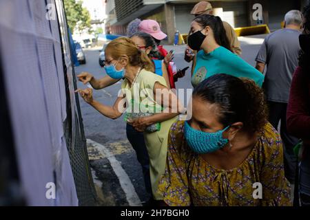 Caracas, Venezuela.21 novembre 2021.Les personnes figurant sur la liste sont recherchées pour participer aux élections locales et régionales au Colegio Universitario Francisco de Miranda à Caracas, au Venezuela.Credit: Jesus Vargas/dpa/Alamy Live News Banque D'Images