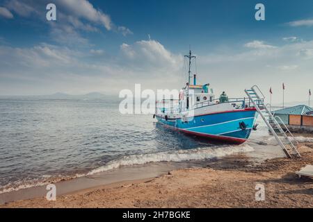Le bateau ferryboat attend les touristes sur les rives du lac Sevan en Arménie.Excursions aquatiques et croisières Banque D'Images