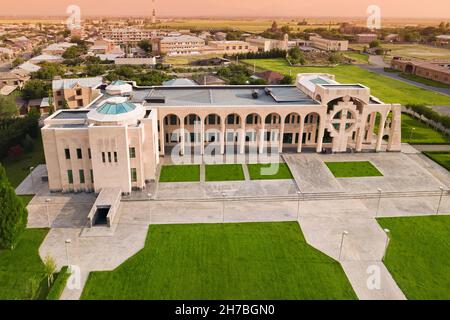 17 mai 2021, Vagharshalat, Arménie : vue aérienne du bâtiment de la bibliothèque Manoukienne dans le complexe apostolique d'Etchmiadzin.L'éducation théologique et c Banque D'Images