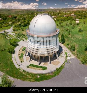 Vue aérienne de l'ancien observatoire soviétique dans la ville de Byurakan, Arménie.Situé en haut des montagnes sur la pente de l'ancien volcan Aragats Banque D'Images