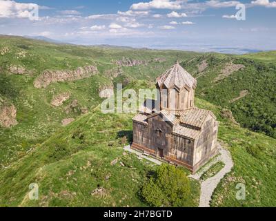 Vue aérienne sur la célèbre église de Vahramashen située près de la forteresse d'Amberd en Arménie.Concept de voyage et de tourisme Banque D'Images