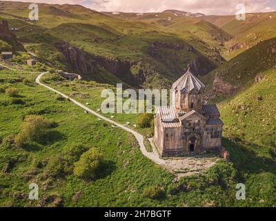 Vue aérienne sur la célèbre église de Vahramashen située près de la forteresse d'Amberd en Arménie.Concept de voyage et de tourisme Banque D'Images