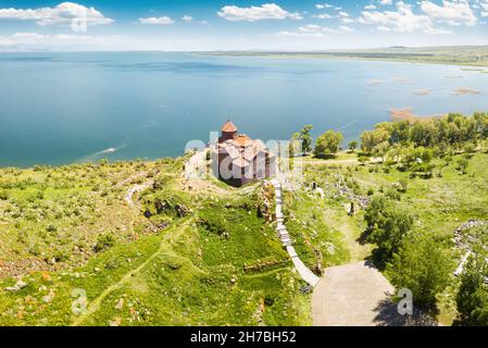 Vue aérienne du célèbre monastère de Hayravank en Arménie avec le lac pittoresque de Sevan en arrière-plan Banque D'Images