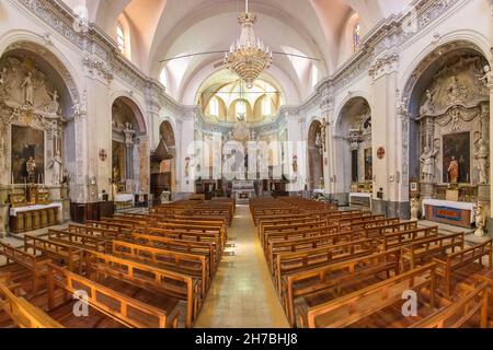 ALPES DE HAUTE-PROVENCE, 04, VALLÉE D'UBAYE, VILLAGE DE JAUZIERS, CONSTRUIT VERS 1686,L'ÉGLISE SAINT NICOLAS DE MYRA EST LA PLUS GRANDE BUILDIN BAROQUE Banque D'Images