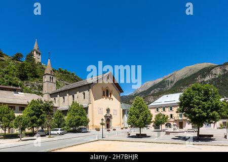 ALPES DE HAUTE-PROVENCE, 04, VALLÉE D'UBAYE, VILLAGE DE JAUZIERS, CONSTRUIT VERS 1686,L'ÉGLISE SAINT NICOLAS DE MYRA EST LA PLUS GRANDE BUILDIN BAROQUE Banque D'Images