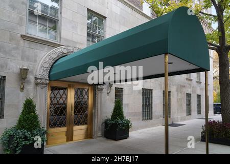 Manhattan élégant immeuble d'appartements haut de gamme et auvent menant de la porte d'entrée à la rue Banque D'Images