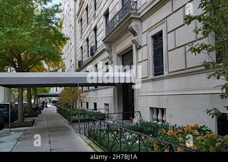 Manhattan élégant immeuble d'appartements haut de gamme et auvent menant de la porte d'entrée à la rue Banque D'Images